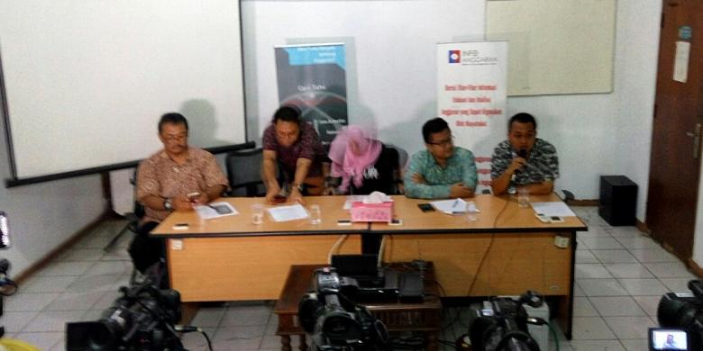 Beberapa elemen LSM menggelar jumpa pers terkait kenarikan tarif kendaraan bermotor