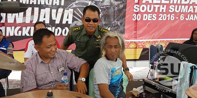 Di-sela-aksi-memecahkan-rek