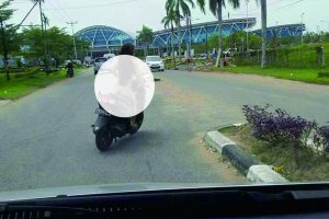 Dona naik motor