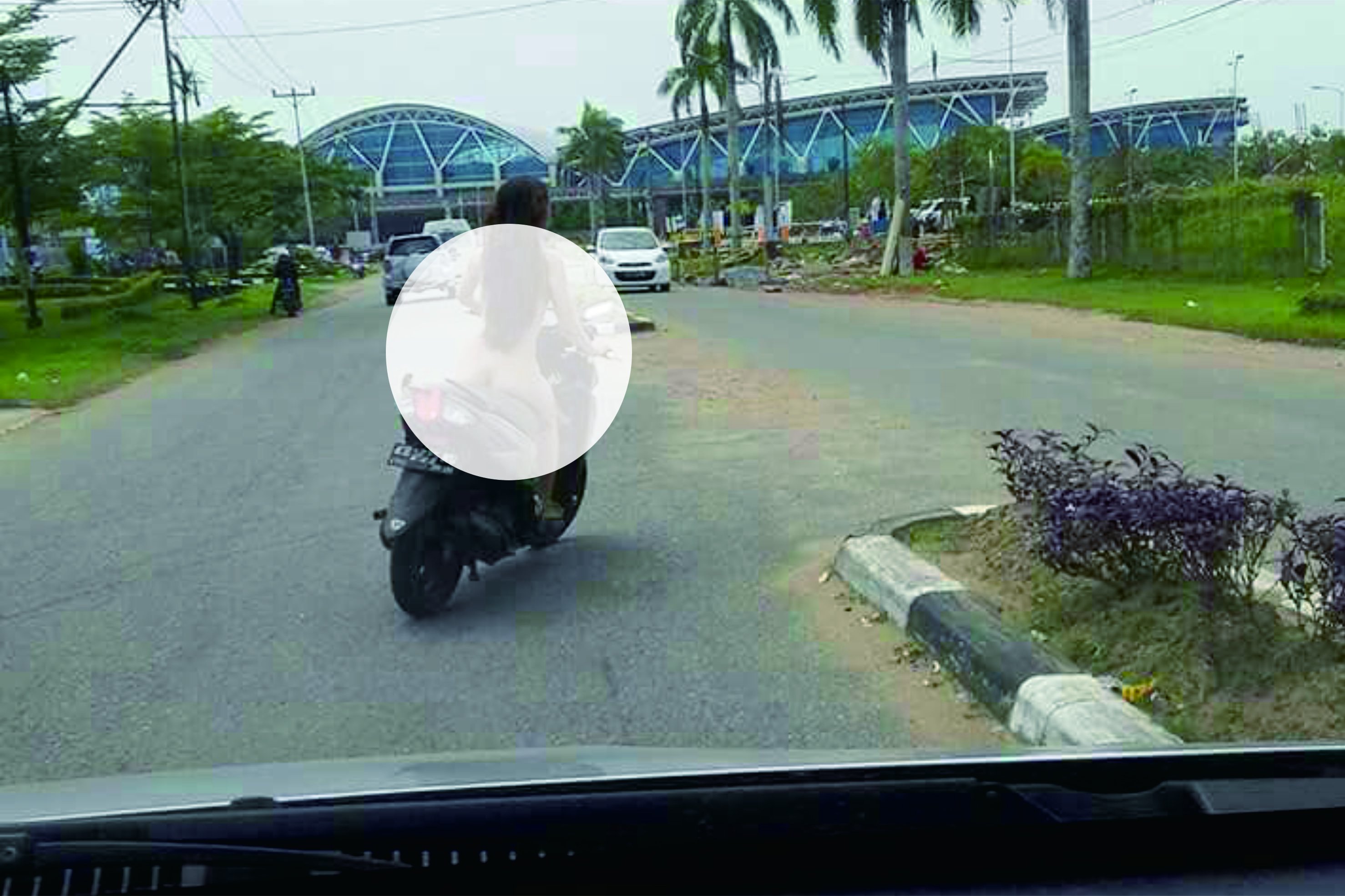 Dona naik motor