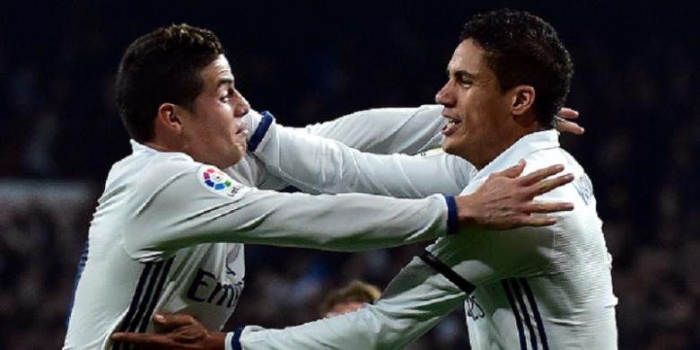 Dua pemain Real Madrid Raphael Varane dan James Rodriguez