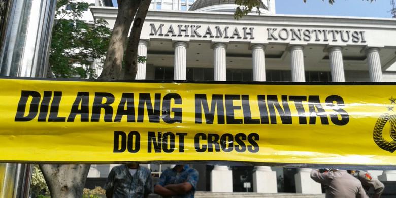 Garis Polisi dipasang di depan gedung Mahkamah Konstitusi
