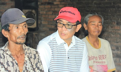 Heri Amalindo ketika berbincang-bincang dengan warganya