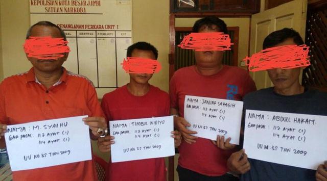 Ketua DPRD Sarolangun M Syaihu (kiri) saat diamankan petugas.