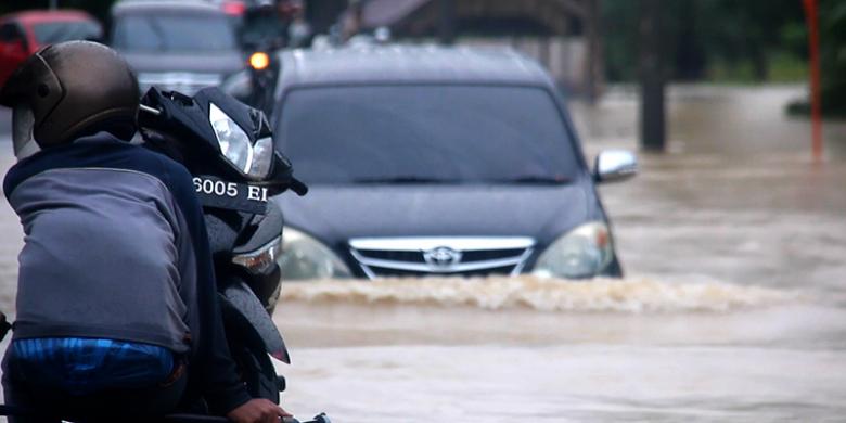 Kondisi banjir di salah satu ruas jalan di Aceh Barat