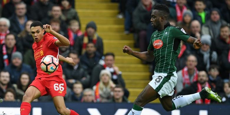 Pemain muda Liverpool, Trent Alexander-Arnold (kiri), dibayang-bayangi oleh pemain Plymouth Argyle, Jordan Slew