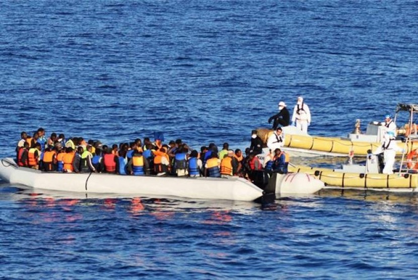 Pengungsi LIbya di atas perahu yang menyeberangi Laut Meditarenia