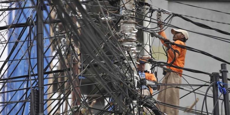 Petugas PLN