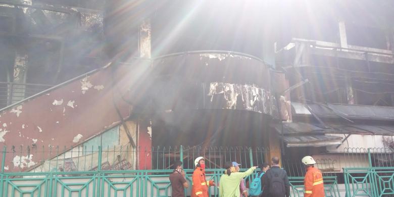 Petugas pemadam kebakaran masih berusaha memadamkan api di lokasi kebakaran Pasar Senen