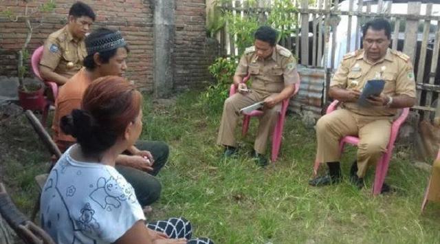 Petugas saat mendatangi pihak keluarga TKI yang meninggal di Malaysia