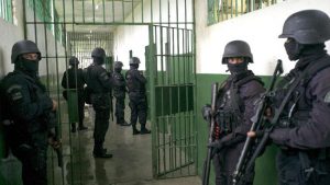 Polisi saat hendak masuk ke penjara_AFP Photo_Raphael Alves