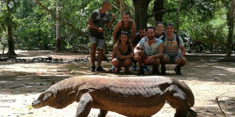 Rossi berlibur ke taman komodo_TWITTER @VALEYELLOW46