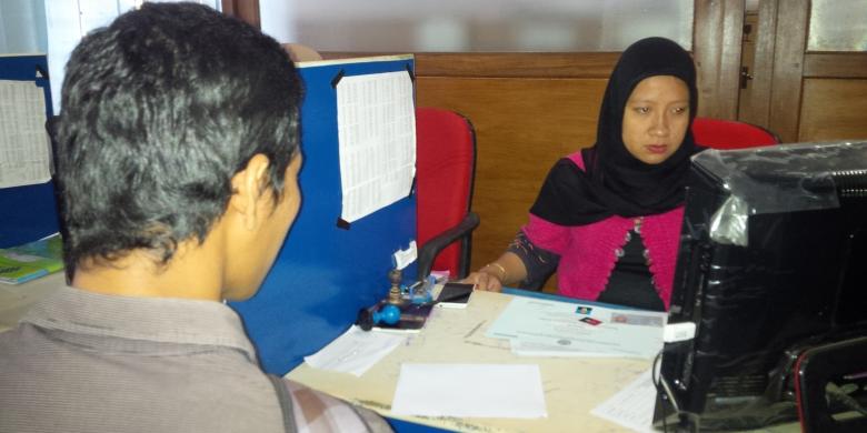 Suasana pembuatan Kartu Kuning