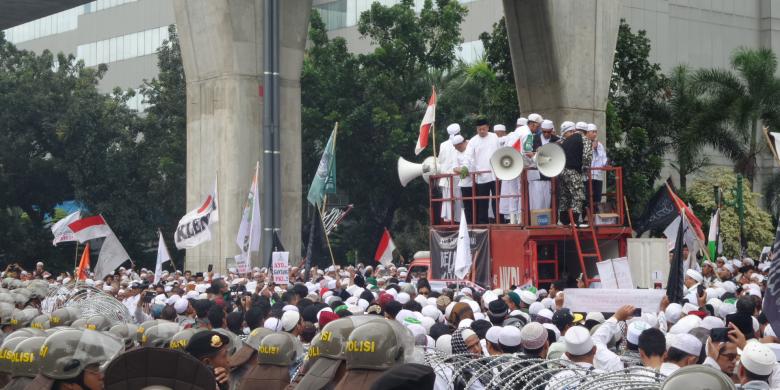 Suasana unjuk rasa FPI di depan Mabes Polri Jakarta