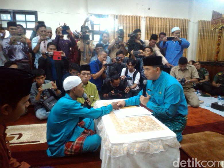 Walikota Jambi Syarif Fasha mengislamkan 181 warga suku anak dalam_detikcom