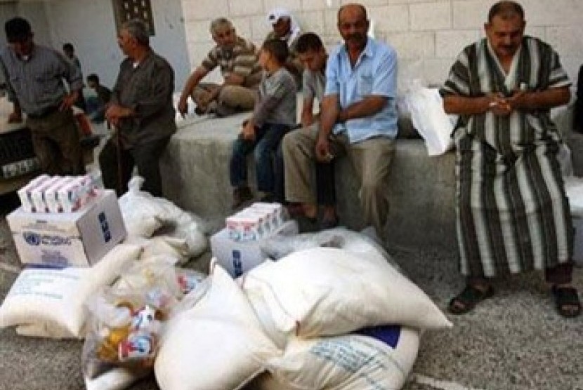 Warga Palestina mengantri pembagian bahan makanan
