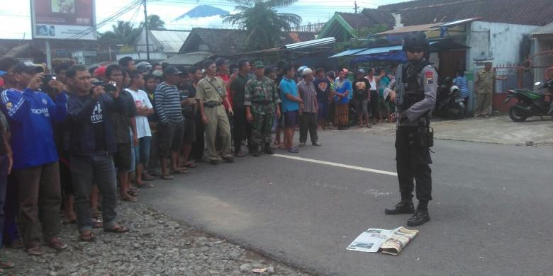 Warga menonton proses penjinakan bom rakitan di Pasar Tegalrejo Kabupaten Magelang Jawa Tengah