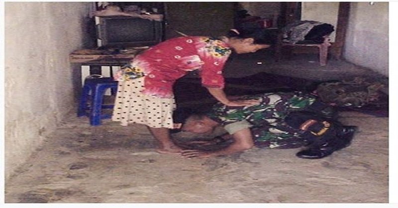 tentara cium kaki ibu