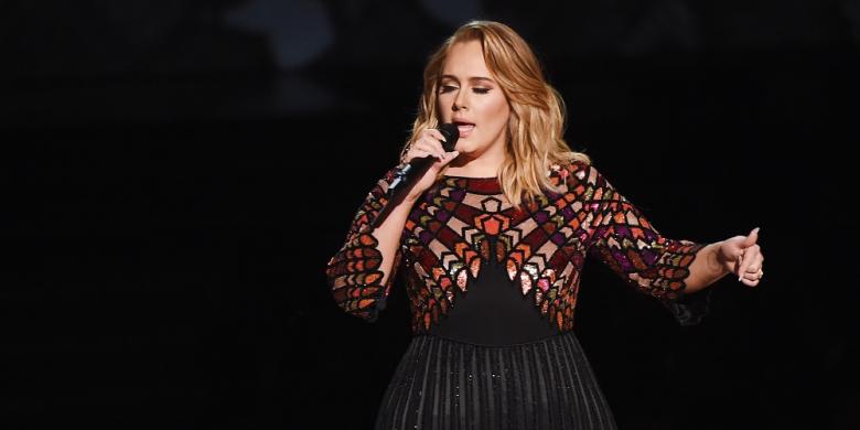 Adele menyanyikan lagu Hello saat pembukaan Grammy Awards 2017