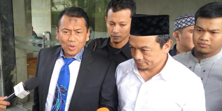 Bacthiar Nasir beserta tim pengacaranya