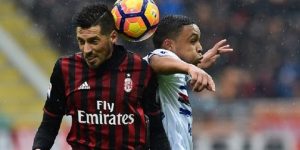 Duel Jose Sosa (AC Milan) dan Luis Muriel (Sampdoria) saat kedua tim bertemu