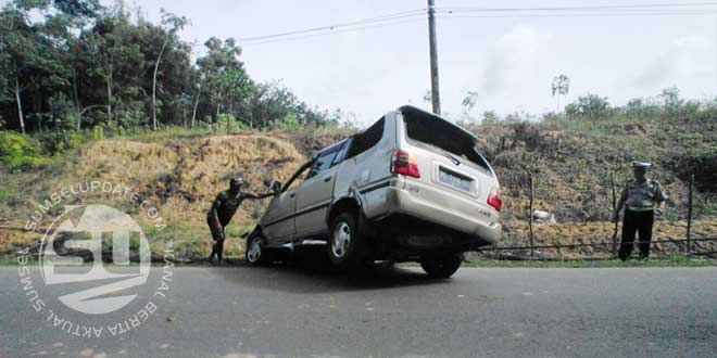 Kecelakaan-mobil-Kijang