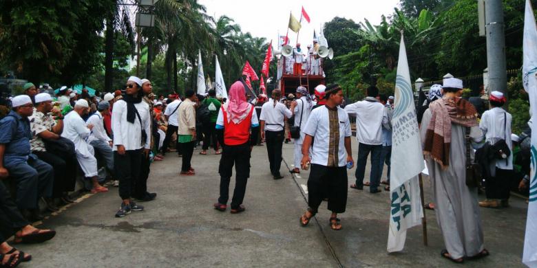 Massa ormas yang hadir di sekitar lokasi persidangan Ahok