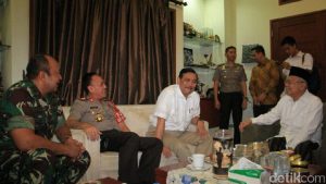 Menko Kemaritiman Luhut B Panjaitan dan rombongan berkunjung ke kediaman KH Maruf Amin (foto: detik.com)