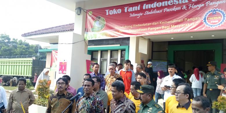 Menteri Pertanian Andi Amran Sulaiman saat meresmikan Toko Tani Indonesia