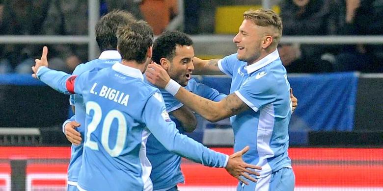 Para pemain Lazio saat merayakan gol