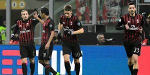 Penyerang AC Milan Carlos Bacca (dua dari kiri)
