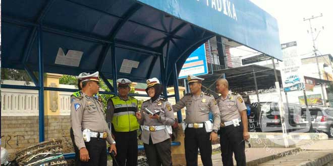 Petugas-tengah-mengecek
