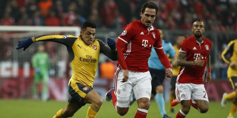 Striker Arsenal Alexis Sanchez (kiri)