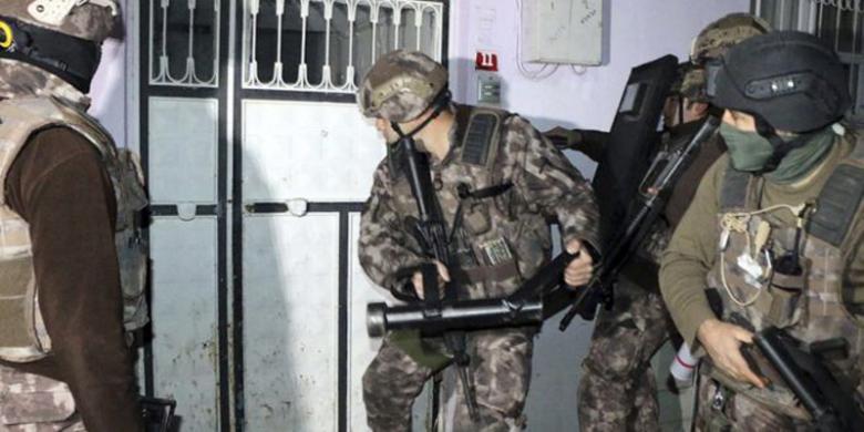 Unit Antiteror Kepolisian Turki saat menggerebek sebuah rumah