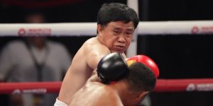 ellyas pical melepaskan pukulan ke arah Feras Tabarot pada laga eksibisi di Balai Sarbini Jumat 6 feb 2016_Kompascom