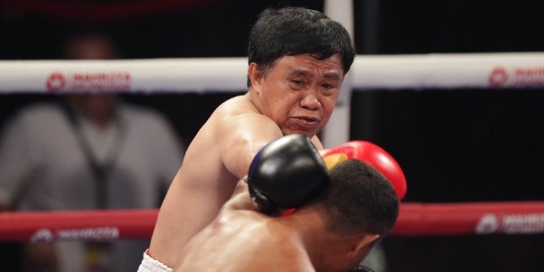 ellyas pical melepaskan pukulan ke arah Feras Tabarot pada laga eksibisi di Balai Sarbini Jumat 6 feb 2016_Kompascom