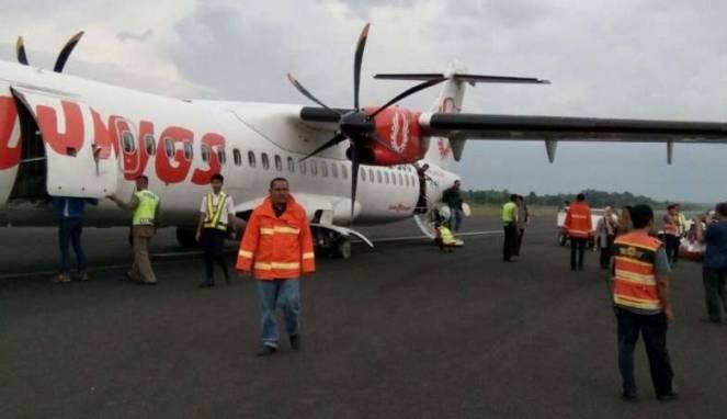 pesawat-wings-air-yang-pecah-ban-saat-mendarat-di-bandara-radin-inten-ii_VIVAcoid_Ardian