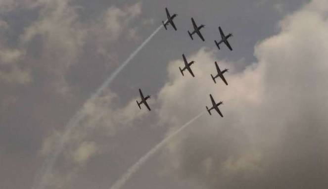 58c90534844fe-pesawat-akrobat-tak-manuver-di-pekanbaru-usai-insiden-f-16_663_382(1)