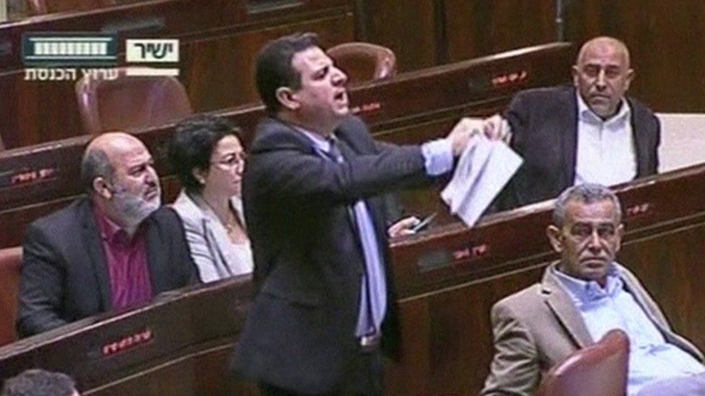 Anggota Parlemen Keturunan Arab Israel MP Ayman Odeh merobek salinan rancangan undang-undang