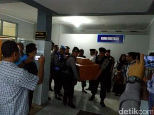 Aparat membawa peti jenazah Krisna _detikcom_Bagus Kurniawan