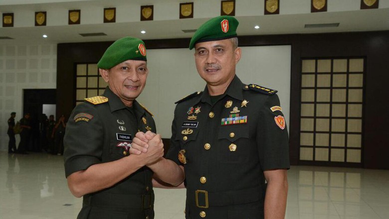 Brigjen Sabrar Fahilah melakukan salam komando dengan Kol Arm Alfret Denny Tuejeh