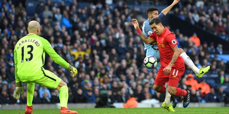 Duel pemain Manchester City dan Liverpool di depan gawang Man City