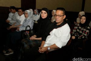 Fahmi Darmawansyah ditemani isterinya Inneke Koesheawati
