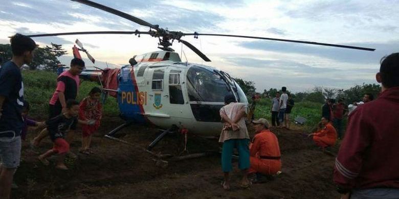 Helikopter milik Korlantas Polri mendarat darurat di lahan warga