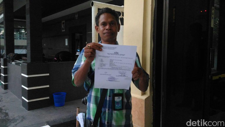 Jurnalis Bony Lerek saat menunjukkan surat pengaduannya