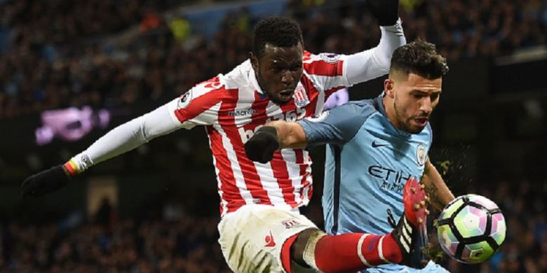 Mame Biram Diouf berebut bila dengan Sergio Aguero