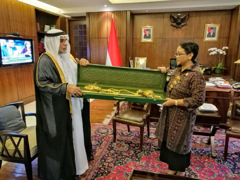 Menlu Retno Marsudi saat menerima cinderamata berupa pedang emas