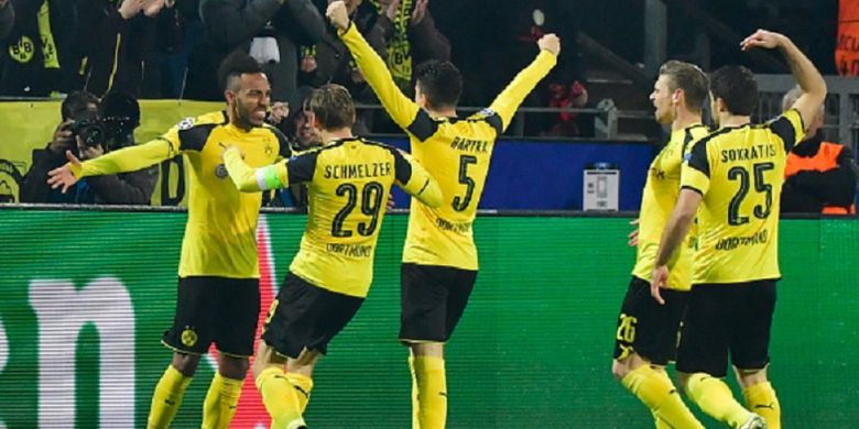 Pemain Borrusia Dortmund merauakan gol ke gawang Benfica