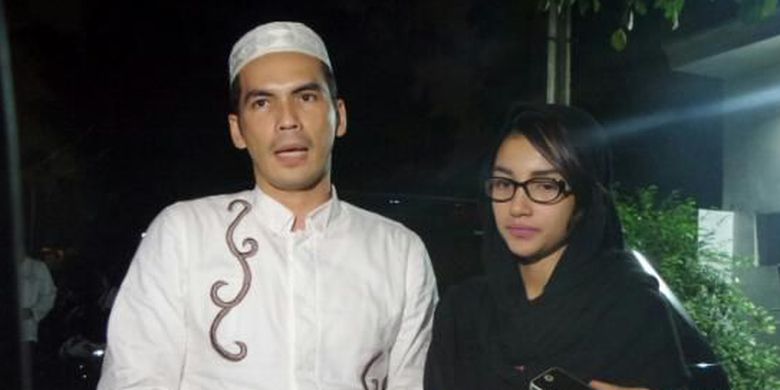 Pesinetron Atalarik Syah dan sang isteri Tsania Marwa