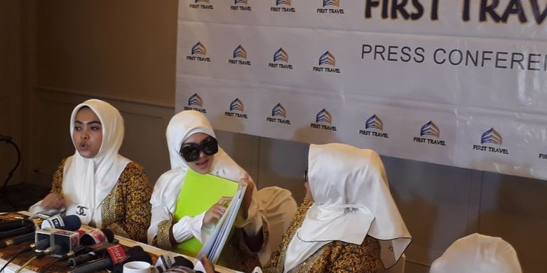 Syahrini saat menunjukkan arsip bukti pembayaran pajak miliknya